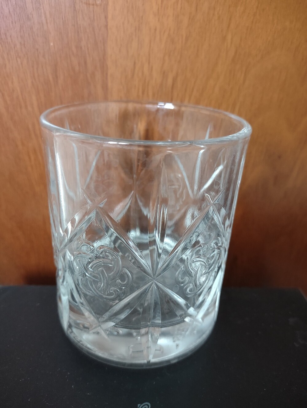 2 Glasses Trefoil Knot Logo Diamond Embossed Old Fashion Vintage Tumble Dewar's